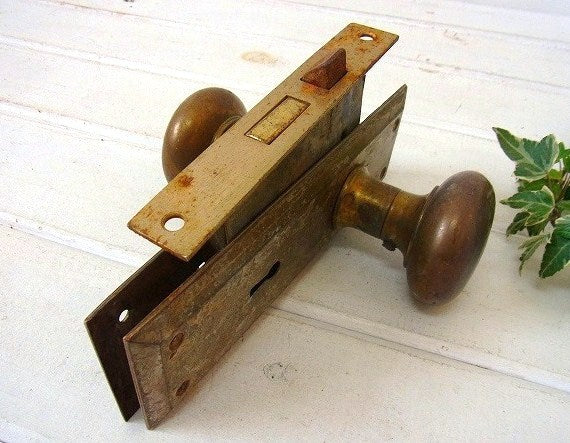 真鍮製・角座&ラッチ付き・アンティーク・ドアノブ/ドアレバー USA