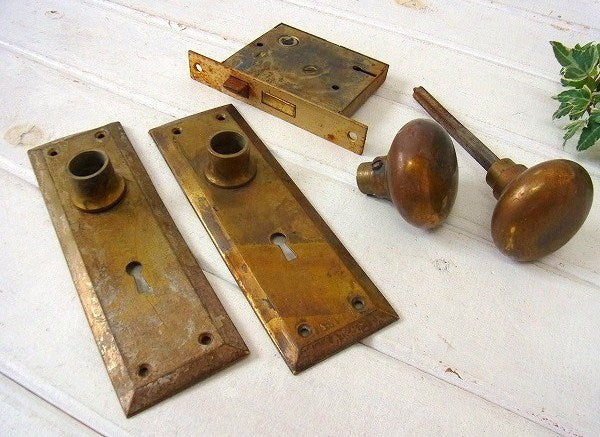 真鍮製・角座&ラッチ付き・アンティーク・ドアノブ/ドアレバー USA
