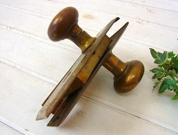 真鍮製・角座&ラッチ付き・アンティーク・ドアノブ/ドアレバー USA