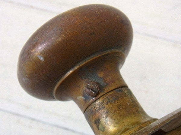 真鍮製・角座&ラッチ付き・アンティーク・ドアノブ/ドアレバー USA