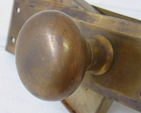 真鍮製・角座&ラッチ付き・アンティーク・ドアノブ/ドアレバー USA