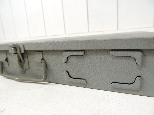 工業系・20仕切り・メタル製・ヴィンテージ・パーツケース・部品ケース・工具箱・小物収納ケース USA