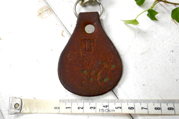 ヒッピースタイル USA フラワー柄・ヴィンテージ・革製・型押し レザー キーホルダー 古鍵2本付き