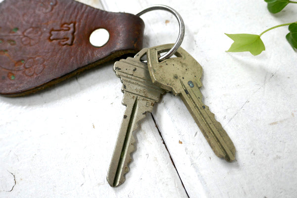 ヒッピースタイル USA フラワー柄・ヴィンテージ・革製・型押し レザー キーホルダー 古鍵2本付き