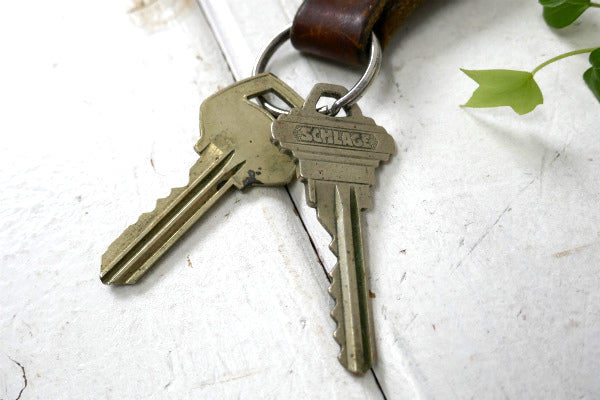 ヒッピースタイル USA フラワー柄・ヴィンテージ・革製・型押し レザー キーホルダー 古鍵2本付き