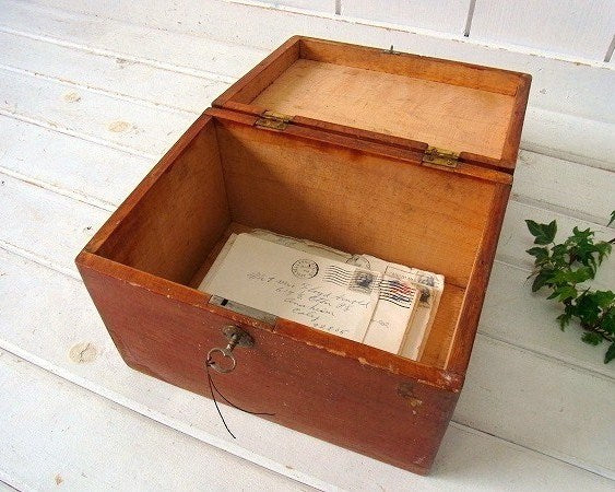 鍵付きの古い木製・アンティーク・木箱/ウッドボックス/宝箱 USA
