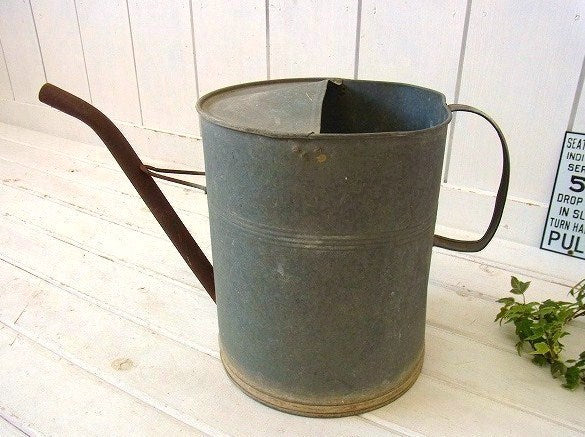 シャビーなブリキ製・アンティーク・ジョウロ/ウォータリングカン/ガーデニング USA
