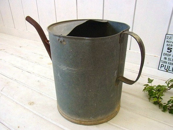 シャビーなブリキ製・アンティーク・ジョウロ/ウォータリングカン/ガーデニング USA