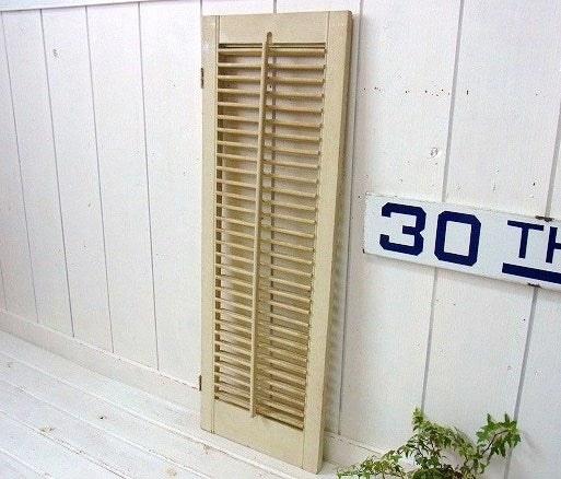 アイボリー色のシャビーな木製・アンティーク・ルーバー/ヴォレー/シャッター/建具　USA