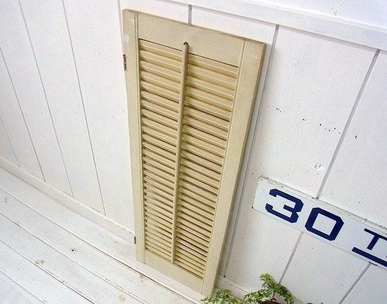 アイボリー色のシャビーな木製・アンティーク・ルーバー/ヴォレー/シャッター/建具　USA