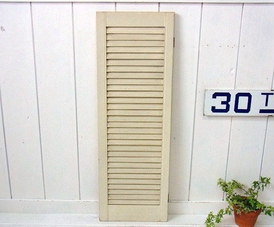 アイボリー色のシャビーな木製・アンティーク・ルーバー/ヴォレー/シャッター/建具　USA