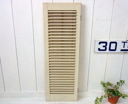 アイボリー色のシャビーな木製・アンティーク・ルーバー/ヴォレー/シャッター/建具　USA