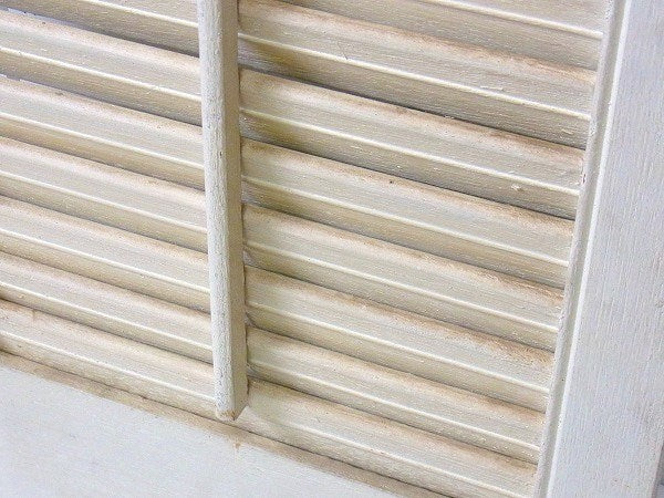 アイボリー色のシャビーな木製・アンティーク・ルーバー/ヴォレー/シャッター/建具　USA