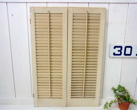 アイボリー色のシャビーな木製・アンティーク・ルーバー/ヴォレー/シャッター/建具　USA