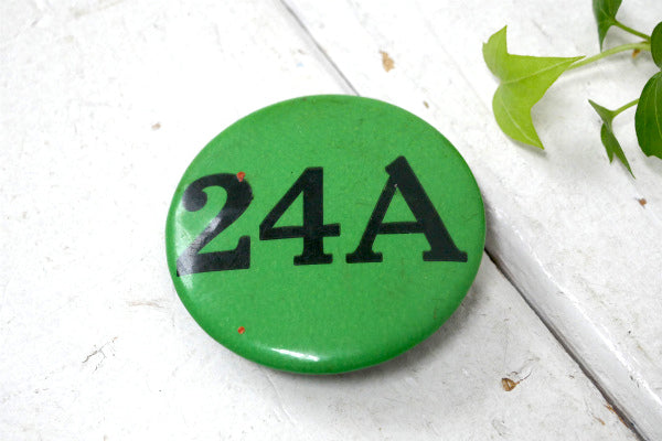 USA グリーン×ブラック  24A ヴィンテージ・英数字・ナンバー付き・缶バッジ・アドバタイジング