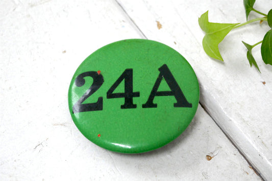 USA グリーン×ブラック 24A ヴィンテージ・英数字・ナンバー付き・缶バッジ・アドバタイジング