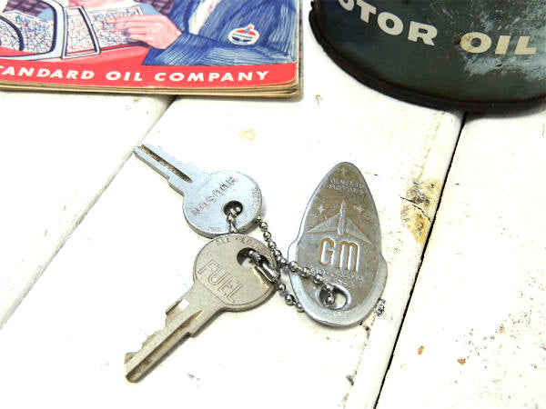 【1956's・GM・スペーシーデザイン】シボレー・キャデラック・キーホルダー・古鍵2本付き