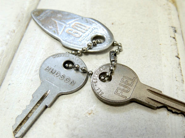 【1956's・GM・スペーシーデザイン】シボレー・キャデラック・キーホルダー・古鍵2本付き