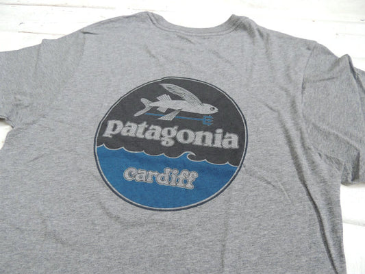 【Patagonia】新色!パタゴニア・カーディフ限定・Tシャツ&ステッカーetc1枚付き/グレー