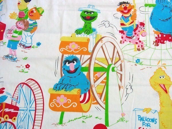 【セサミストリート】カラフルな遊園地柄・ヴィンテージ・フラットシーツ(1/2) USA