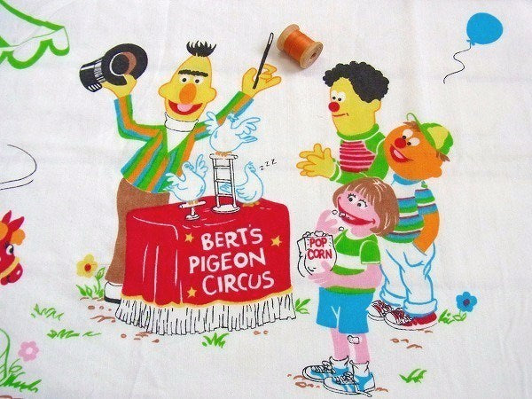 【セサミストリート】カラフルな遊園地柄・ヴィンテージ・フラットシーツ(1/2) USA