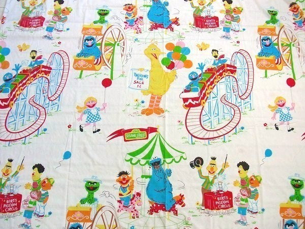 【セサミストリート】カラフルな遊園地柄・ヴィンテージ・フラットシーツ(1/2) USA