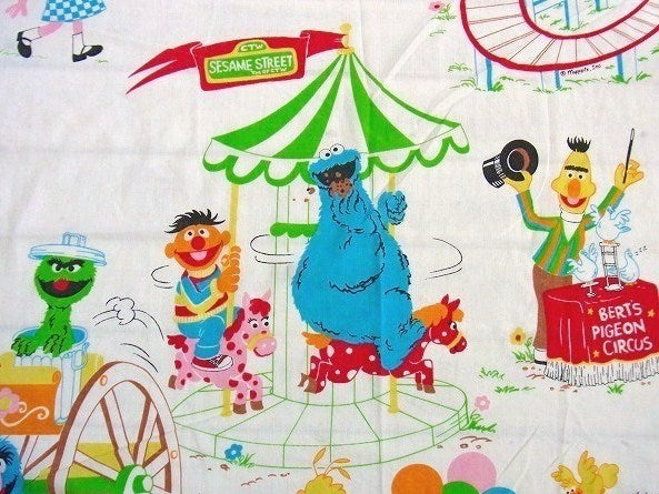 【セサミストリート】カラフルな遊園地柄・ヴィンテージ・フラットシーツ(1/2) USA