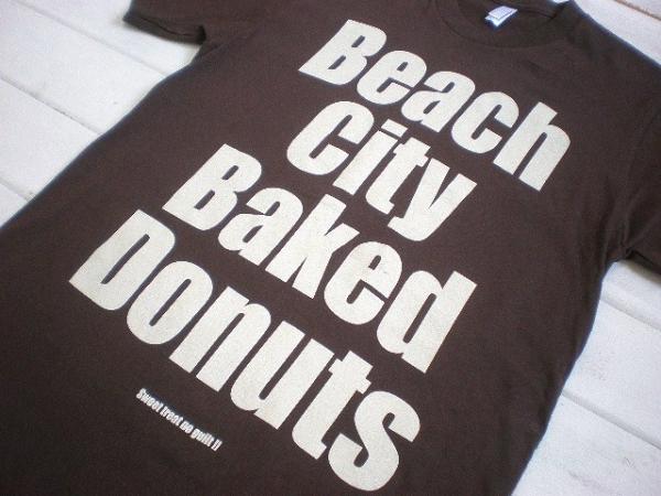 【Beach　City　Baked　Donuts】オリジナル・Tシャツ(ブラウン)