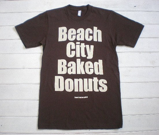 【Beach　City　Baked　Donuts】オリジナル・Tシャツ(ブラウン)