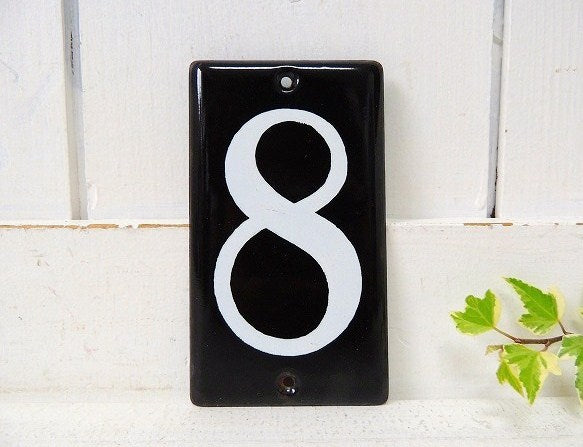 黒×白・ホーロー製・小さなヴィンテージ・“8”ナンバーサイン/ナンバプレート