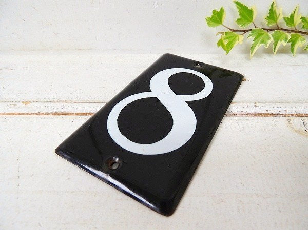 黒×白・ホーロー製・小さなヴィンテージ・“8”ナンバーサイン/ナンバプレート