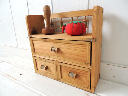 糸巻きモチーフ付き・木製・ヴィンテージ・ソーイングボックス 裁縫棚 卓上チェスト