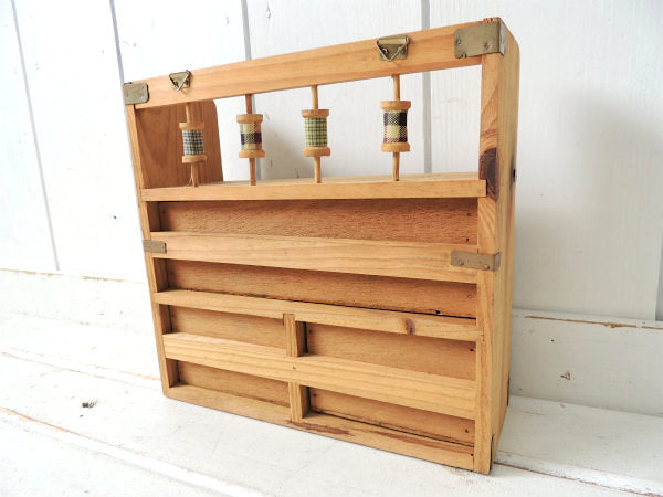 糸巻きモチーフ付き・木製・ヴィンテージ・ソーイングボックス 裁縫棚 卓上チェスト