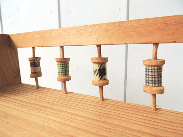 糸巻きモチーフ付き・木製・ヴィンテージ・ソーイングボックス 裁縫棚 卓上チェスト