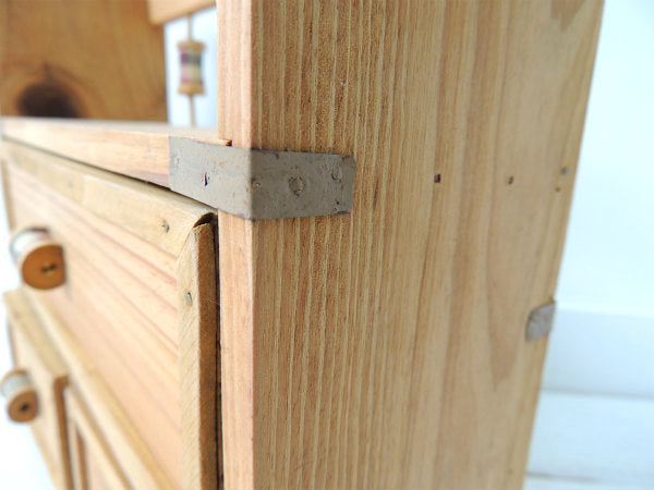 糸巻きモチーフ付き・木製・ヴィンテージ・ソーイングボックス 裁縫棚 卓上チェスト