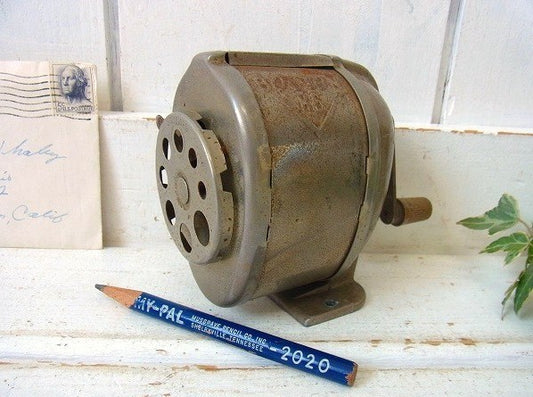 【BOSTON】シャビーなアンティーク・ペンシルシャープナー/鉛筆削り USA