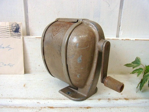 【BOSTON】シャビーなアンティーク・ペンシルシャープナー/鉛筆削り USA