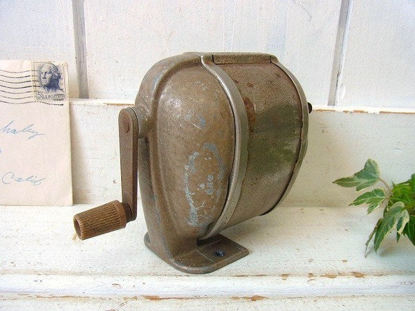 【BOSTON】シャビーなアンティーク・ペンシルシャープナー/鉛筆削り USA