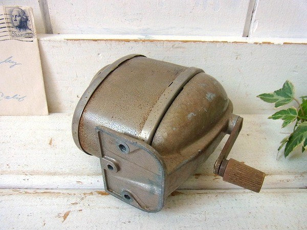 【BOSTON】シャビーなアンティーク・ペンシルシャープナー/鉛筆削り USA