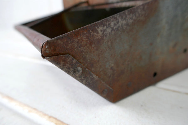 SANITARY FEEDER シャビー・ブタ柄・メタル製・ヴィンテージ・ピッグフィーダー・餌入れ