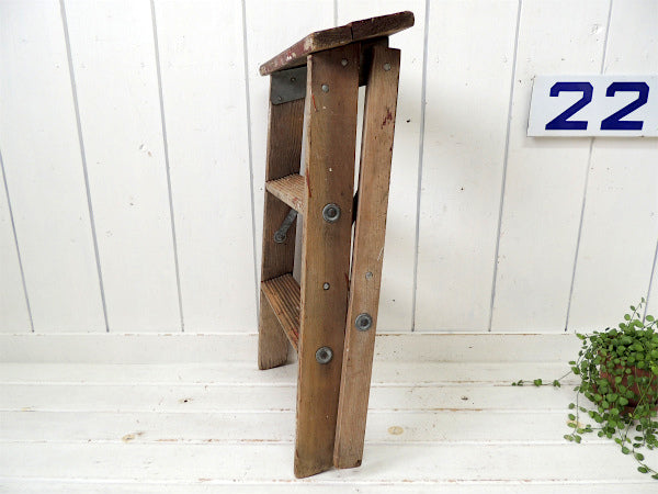 ペンキの付いた木製・アンティーク・ステップラダー/脚立