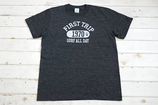 【First Trip】ファーストトリップ ヘザーブラック カレッジロゴ オリジナル Tシャツ 新品