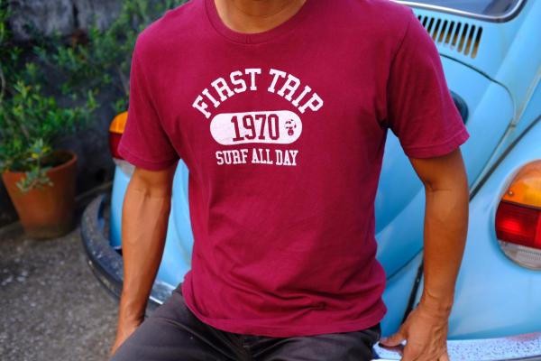 【First Trip】ファーストトリップ バーガンディ カレッジロゴ オリジナル Tシャツ 洋服