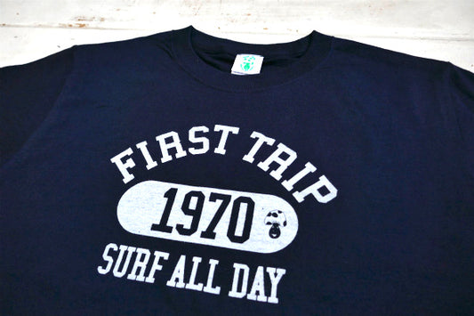【First Trip】ファーストトリップ ネイビー カレッジロゴ オリジナル Tシャツ 洋服