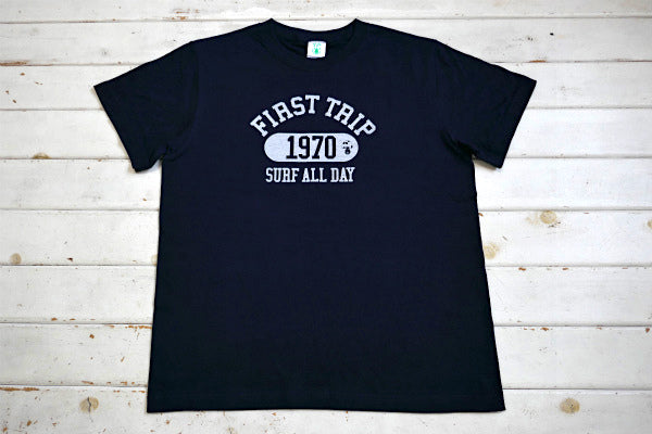 【First Trip】ファーストトリップ ネイビー カレッジロゴ オリジナル Tシャツ 洋服