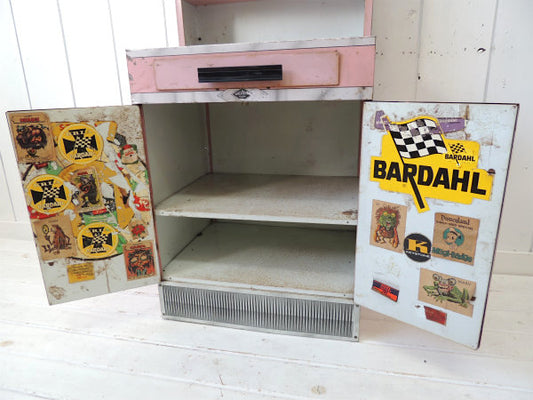 Wolverine USAキッズ ティン製 ベイビーピンク 50's ヴィンテージ キッチンキャビネット 棚 ヴィンテージ ステッカー付き アメ車 ホットロッド ガレージ モーター系