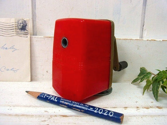 【BOSTON】ボストン・赤色の小さなアンティーク・ペンシルシャープナー/鉛筆削り USA