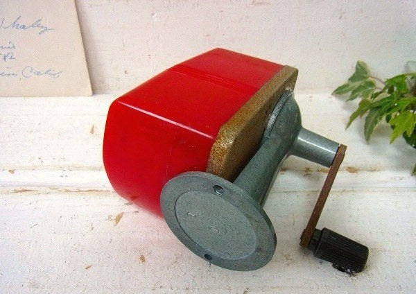 【BOSTON】ボストン・赤色の小さなアンティーク・ペンシルシャープナー/鉛筆削り USA