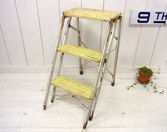 クリームイエロー色のシャビーなスチール製・ヴィンテージ・ステップラダー/脚立 USA