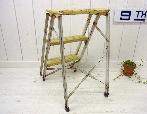 クリームイエロー色のシャビーなスチール製・ヴィンテージ・ステップラダー/脚立 USA